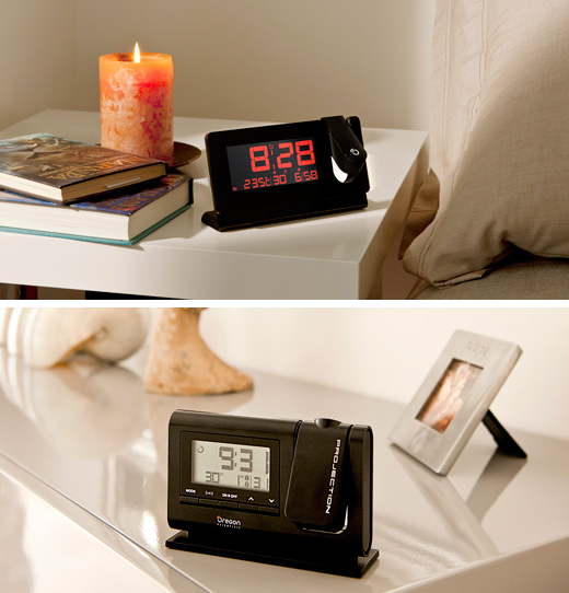 Проекционные часы-будильник с термометром RMR391P в интерьере